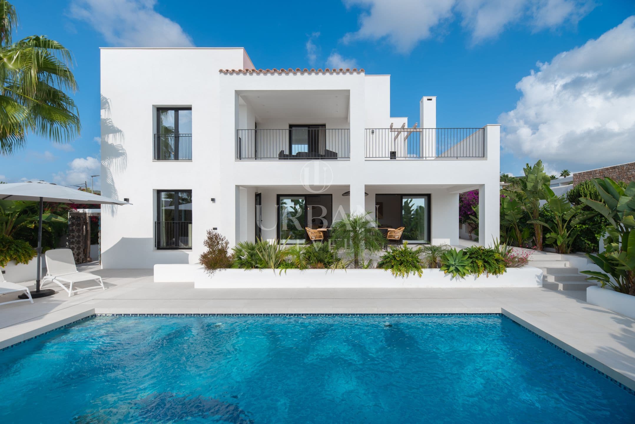 Modern Detached Home with Sea and City Views